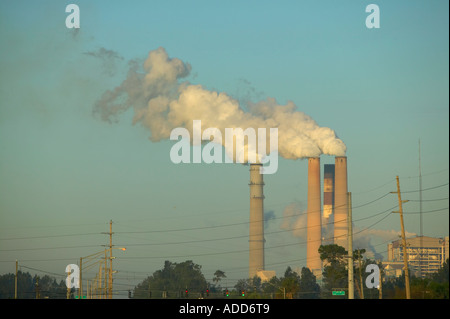 La linea di alimentazione e il fumo di pile di Big Bend Power Plant Tampa Florida Tampa Electric Company Foto Stock