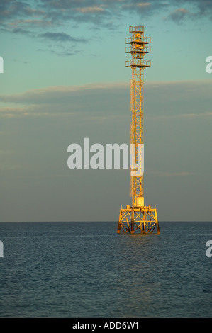 Antenne torre cellulare nelle acque al largo di Ft DeSoto park St Petersburg Florida Foto Stock