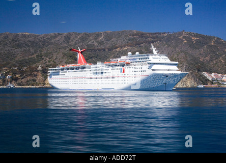 Una grande nave da crociera si trova ancorata al largo nei pressi dell'Isola di Catalina al largo della costa della California del sud. Foto Stock