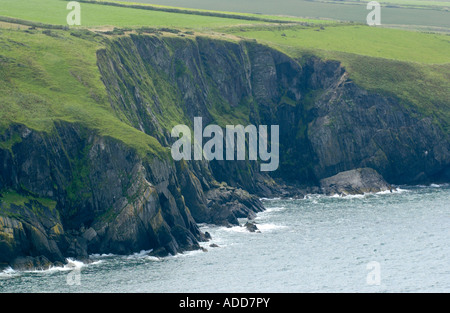 Vista sulla rocciosa costa frastagliata di Cardigan Bay a Mwnt Pembrokeshire West Wales UK Foto Stock