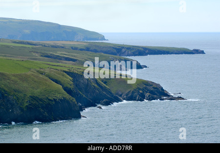 Vista sulla rocciosa costa frastagliata di Cardigan Bay a Mwnt Pembrokeshire West Wales UK Foto Stock