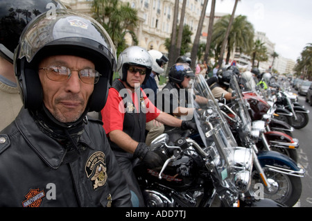 Motociclisti prendere pagando pillion passeggeri su un tour della costa francese vicino a Cannes Francia France Aprile 2006 Foto Stock