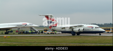 British Airways BAe146 passa Concorde a Manchester addio England Regno Unito Regno Unito Foto Stock