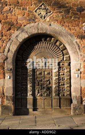 Scolpiti in legno porta, Exeter, Inghilterra Foto Stock