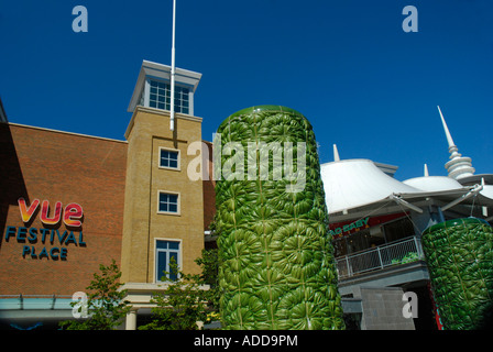 Esterno del Festival Luogo centro commerciale e per il tempo libero che mostra Vue Cinema Basingstoke Hampshire Inghilterra Foto Stock