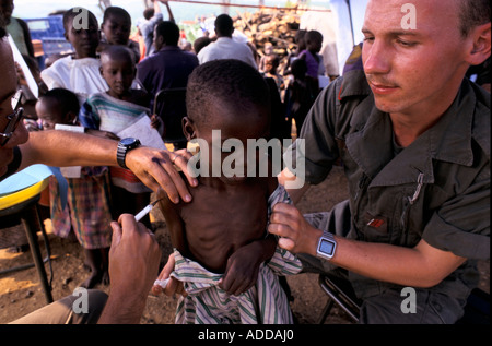 I bambini in cura orfanotrofio vaccinati dall esercito francese medic. 300 000 profughi occupano Katali camp, Goma nello Zaire. Foto Stock