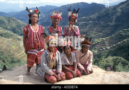 Ifuego tribali posare per le foto al 2000 anno vecchio banaue terrazze di riso nelle Filippine Foto Stock