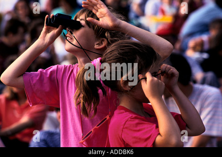 "KENW0OD HOUSE CONCERTO' Londra, due giovani ragazze usare il binocolo per effettuare la scansione della folla, Foto Stock