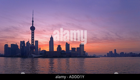 La Oriental Pearl TV Tower con highrises nella zona di Pudong all'alba Shanghai in Cina Foto Stock