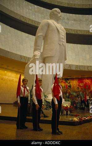 Le scuole ucraine conducono cerimonie presso la statua di Lenin nel Museo Lenin nei giorni prima della Rivoluzione il 7th novembre 1989 Foto Stock