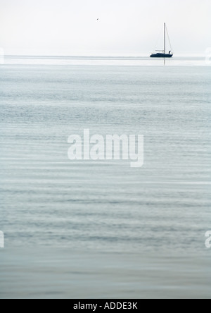Seascape con barca a vela Foto Stock