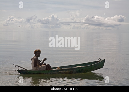 Garifuna pescatore in canoa Foto Stock