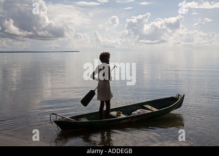 Garifuna pescatore in canoa Foto Stock