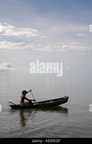 Garifuna pescatore in canoa Foto Stock