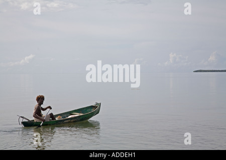 Garifuna pescatore in canoa Foto Stock