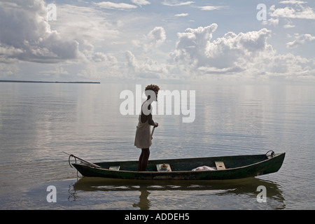 Garifuna pescatore in canoa Foto Stock