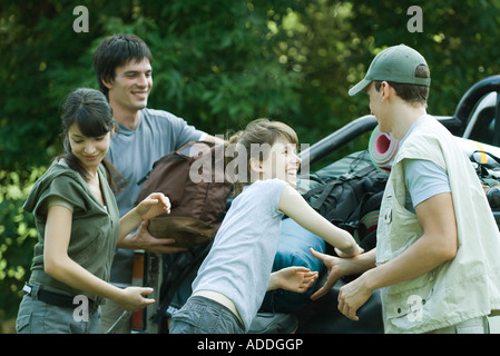 Gruppo di escursionisti di carico posteriori del pick-up Foto Stock