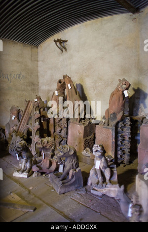 Le statue originali rimosse dalla cattedrale nel lapidarium all'interno di barrage Vauban dam, Strasburgo, Alsazia, Francia Foto Stock