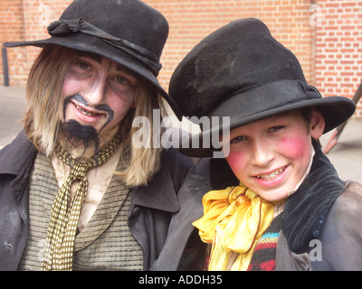 Evasore Artful e Fagin in costume per giochi a scuola Foto Stock