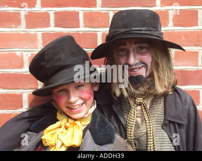 Evasore Artful e Fagin in costume per giochi a scuola Foto Stock