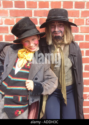 Evasore Artful e Fagin in costume per giochi a scuola Foto Stock