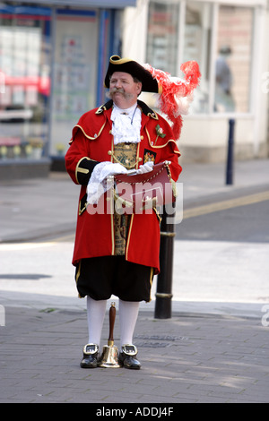 Town Crier a Devizes pubblicità un nuovo sviluppo di alloggiamento Foto Stock