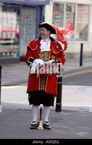 Town Crier a Devizes pubblicità un nuovo sviluppo di alloggiamento Foto Stock