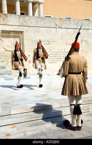 Cerimonia del cambio della guardia a livello nazionale gli edifici del parlamento a Atene, Grecia Foto Stock