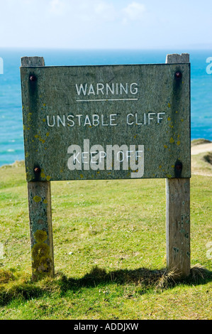 Roccia instabile segno di avvertimento nelle vicinanze Lulworth Cove Dorset England Regno Unito Foto Stock