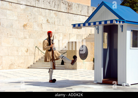 Cerimonia del cambio della guardia al parlamento nazionale edifici ad Atene in Grecia Foto Stock