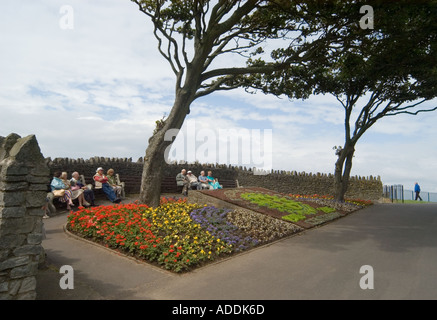 Gli anziani seduti sui banchi clevedon fronte mare Inghilterra uk gran bretagna Foto Stock