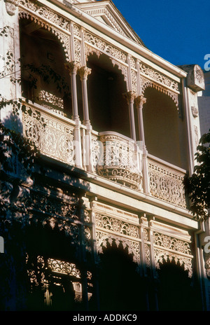 Cast di elementi in ferro battuto terrazza Vittoriana House di Melbourne con opera casella balcone stile Australia Foto Stock