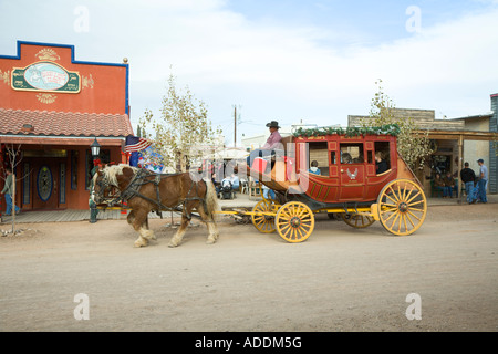 Cavallo e Carrozza sulla strada principale di lapide, Arizona Foto Stock