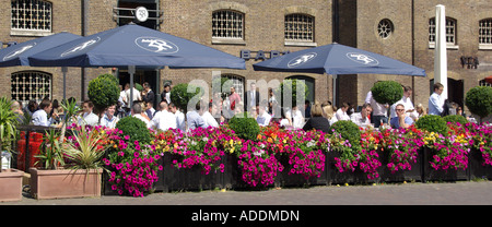 West India Quay magazzini convertiti in bar e ristoranti al fresco mangiare fuori per gli uffici di Canary Wharf lavoratori commerciali London Docklands Regno Unito Foto Stock