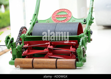 In vecchio stile spingere tosaerba realizzata dalla drummond fratelli, REGNO UNITO Foto Stock