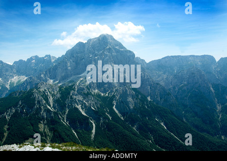 Una vista del monte Jof di Montasio dalla vetta del monte a causa Pizzi Foto Stock