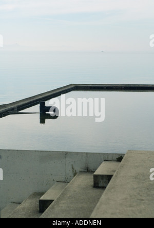 Fasi di cemento che porta al lago Foto Stock