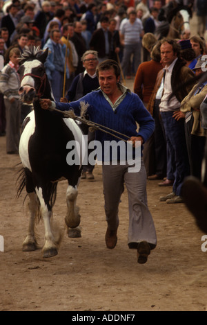 Appleby Gypsy Fair, commerciante di cavalli che corre attraverso la folla mostrandolo ai commercianti. Appleby a Westmorland Cumberland 1980s UK 1985 HOMER SYKES Foto Stock