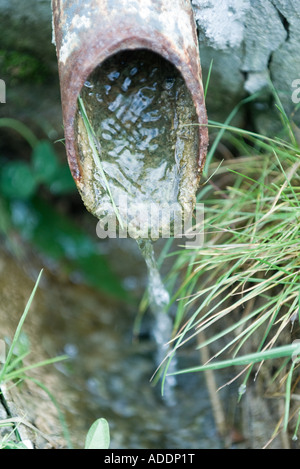 L'acqua in uscita del tubo Foto Stock
