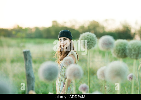 Giovane donna in piedi in campo Foto Stock