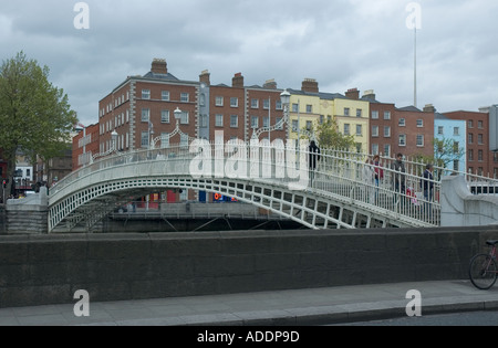 Il ponte Halfpenney su Dublino s Fiume Liffey Foto Stock