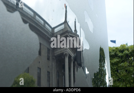 Un riflesso dell'Ufficio Generale delle Poste di Dublino può essere visto nella base della città s new millenium Spike monumento Foto Stock