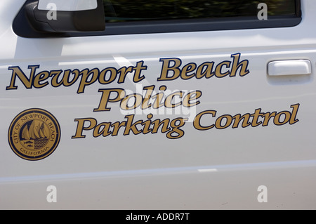 Newport Beach di polizia di controllo parcheggio dipinta sulla fiancata di un diritto della città e codice veicolo di esecuzione Foto Stock