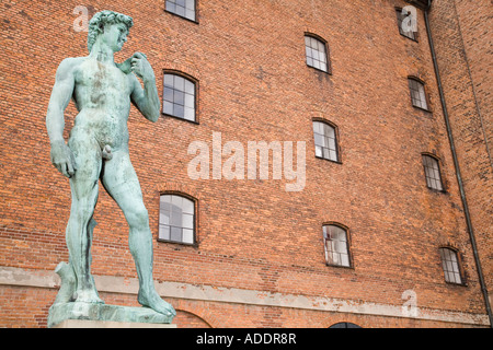 Una replica del Michelangelos David sorge al di fuori del Statens Museum Kunst, Copenhagen, Danimarca Foto Stock