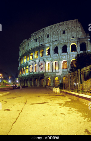 Vista notturna del Colosseo a Roma, Italia Foto Stock