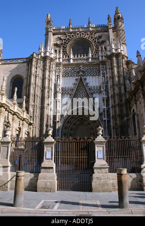 Vista della cattedrale gotica catedral Sevilla Siviglia Andalusia Andalucía España Spagna Iberia Europa Foto Stock