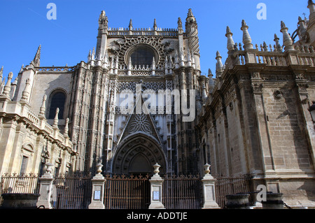 Vista della cattedrale gotica catedral Sevilla Siviglia Andalusia Andalucía España Spagna Iberia Europa Foto Stock