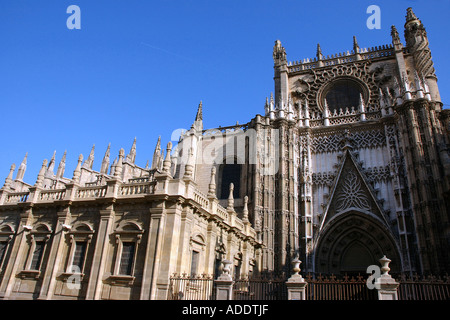 Vista della cattedrale gotica catedral Sevilla Siviglia Andalusia Andalucía España Spagna Iberia Europa Foto Stock