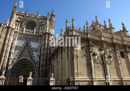 Vista della cattedrale gotica catedral Sevilla Siviglia Andalusia Andalucía España Spagna Iberia Europa Foto Stock