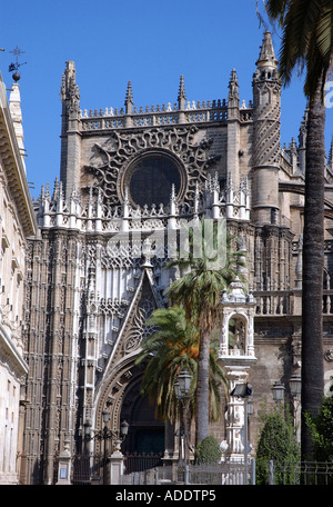 Vista della cattedrale gotica catedral Sevilla Siviglia Andalusia Andalucía España Spagna Iberia Europa Foto Stock